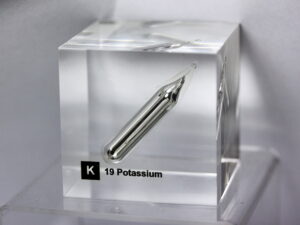Acrylic Element cube - Potassium K - 50mm - 2 grams