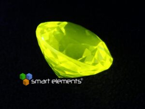 Ce:YAG synthetical gemstone - UV active - 8mm - Y3Al5O12